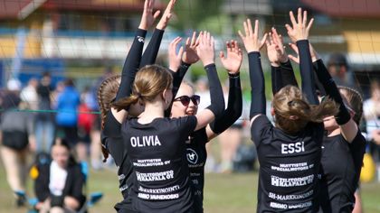 nuoria lentopalloilijoita kannustamassa toisiaan