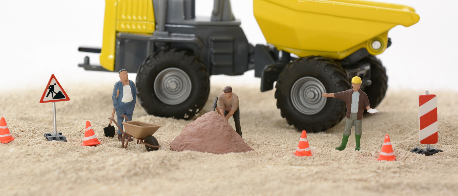 Leikkiauto ja työmiehiä