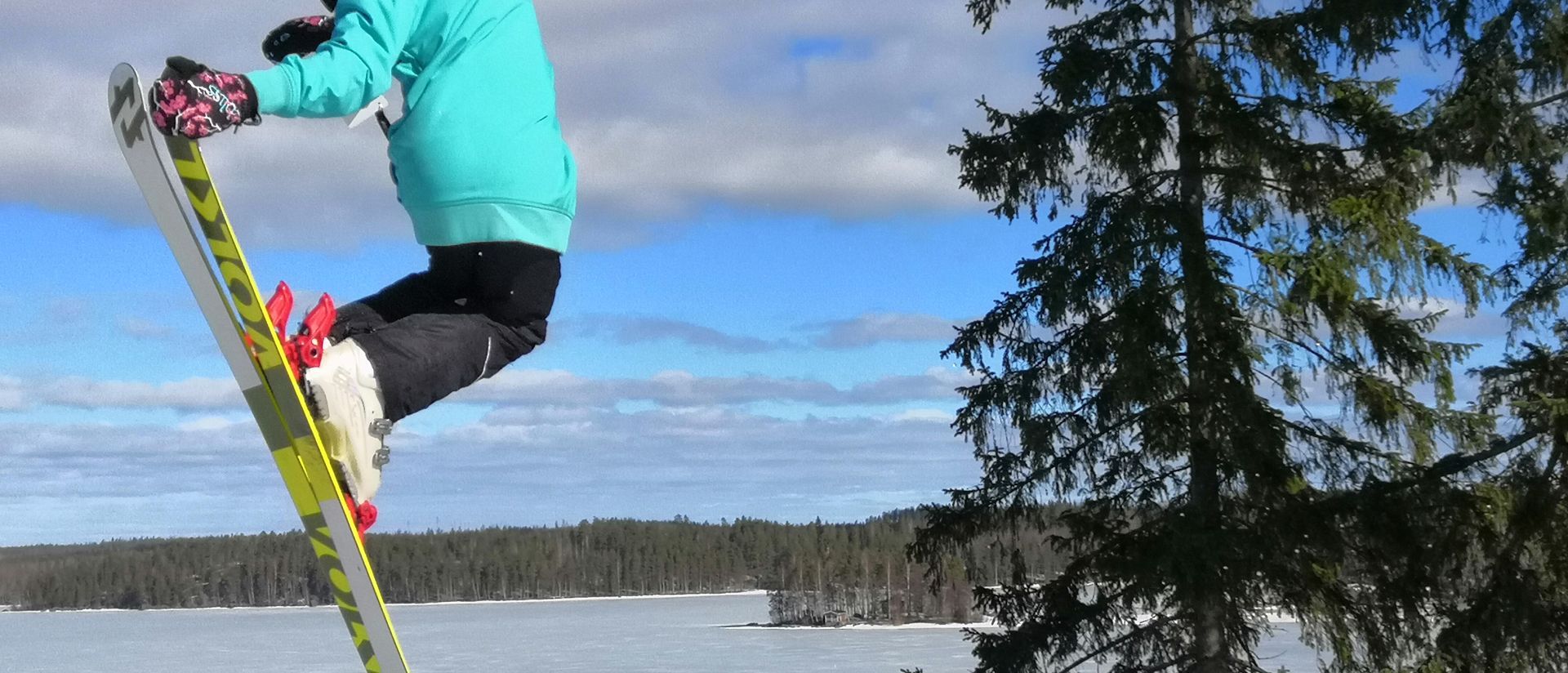 Laskettelija ilmassa hypyn aikana