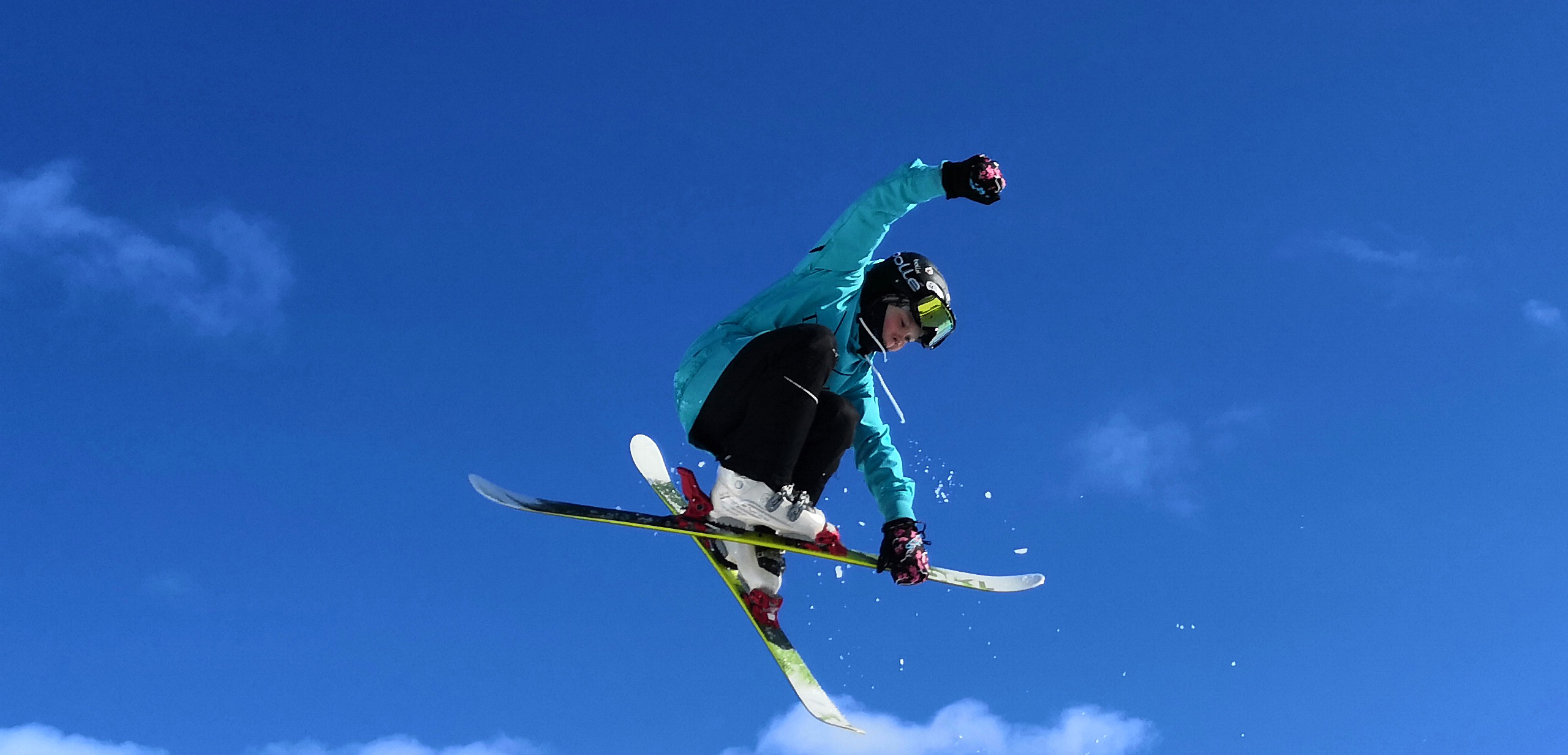 Lumilautailija ilmassa