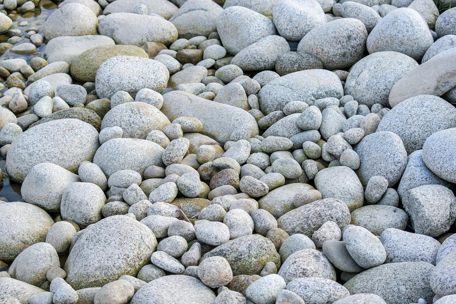 Röykkiö isoja kiviä