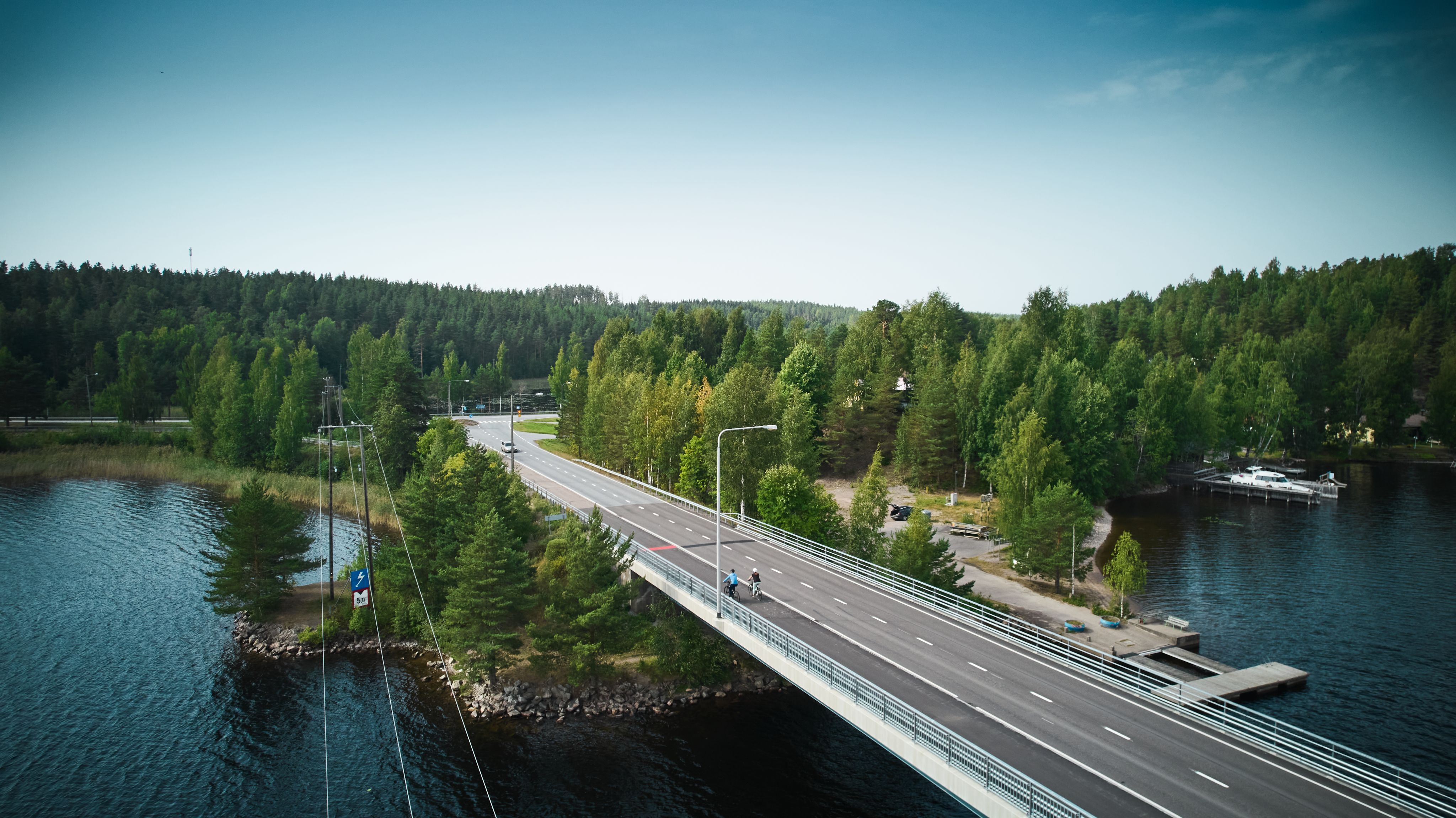 Ilmakuva pyöräilijät sillalla