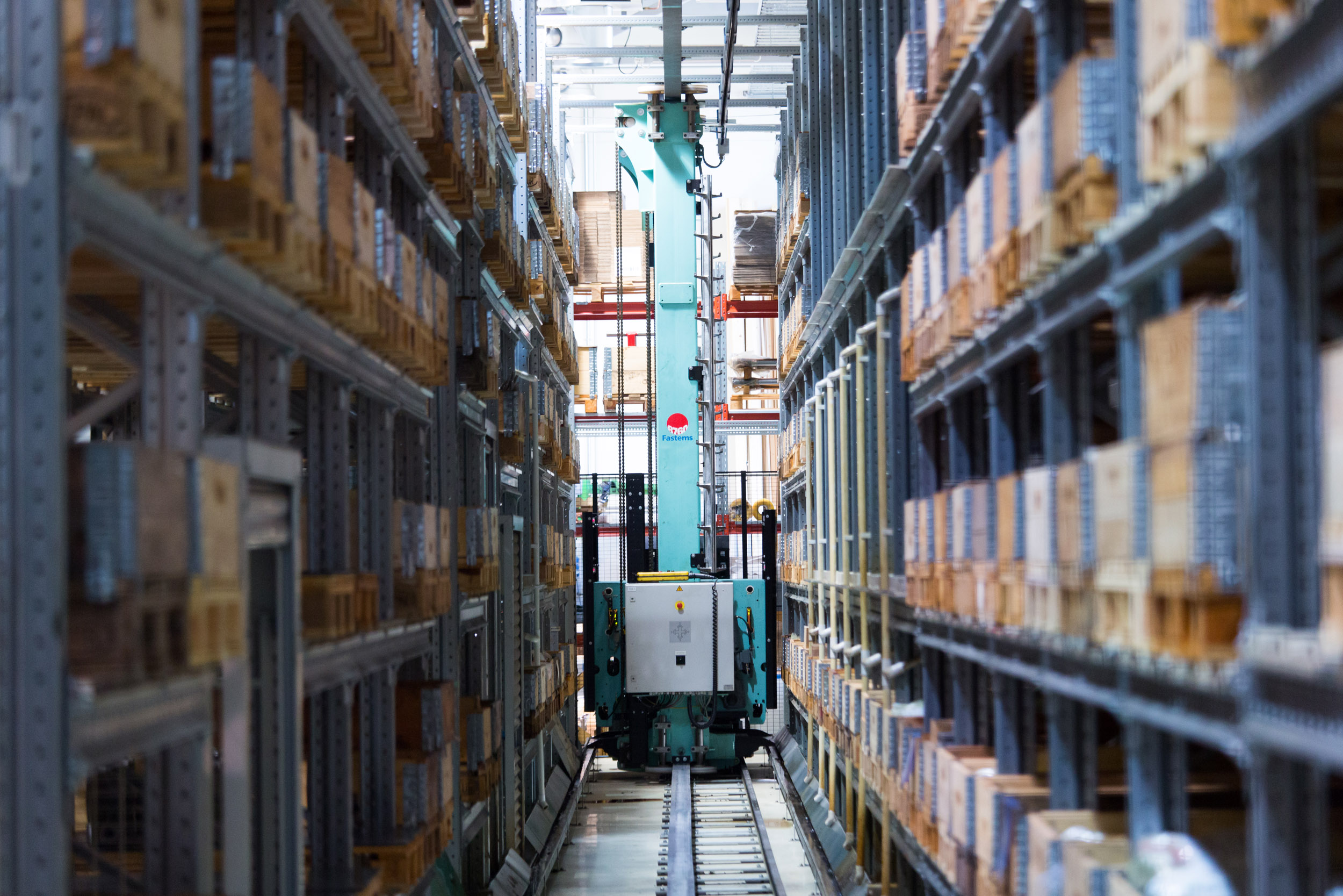 Varastohyllyjä ja kuljetin