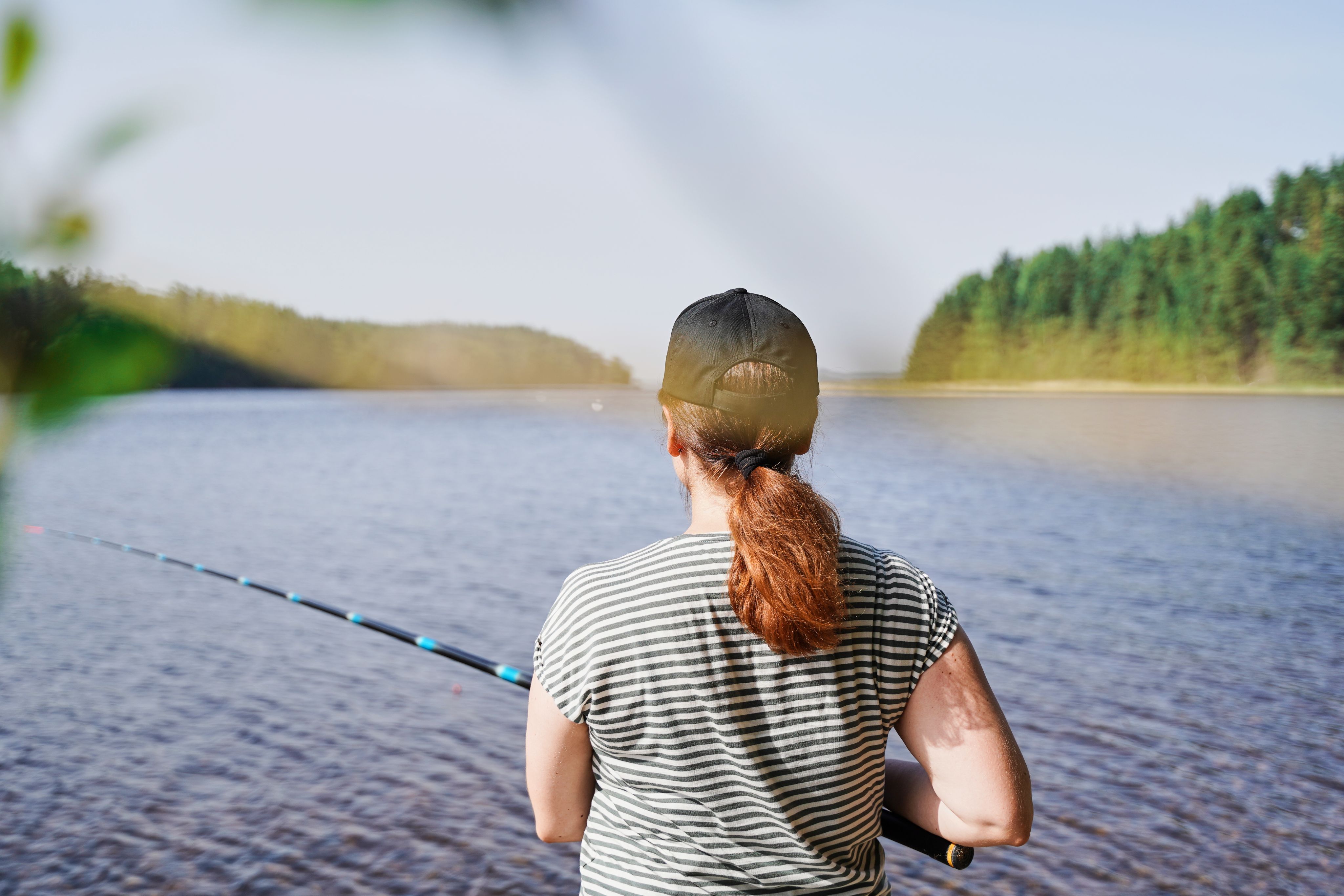 Kalastaja takaapäin
