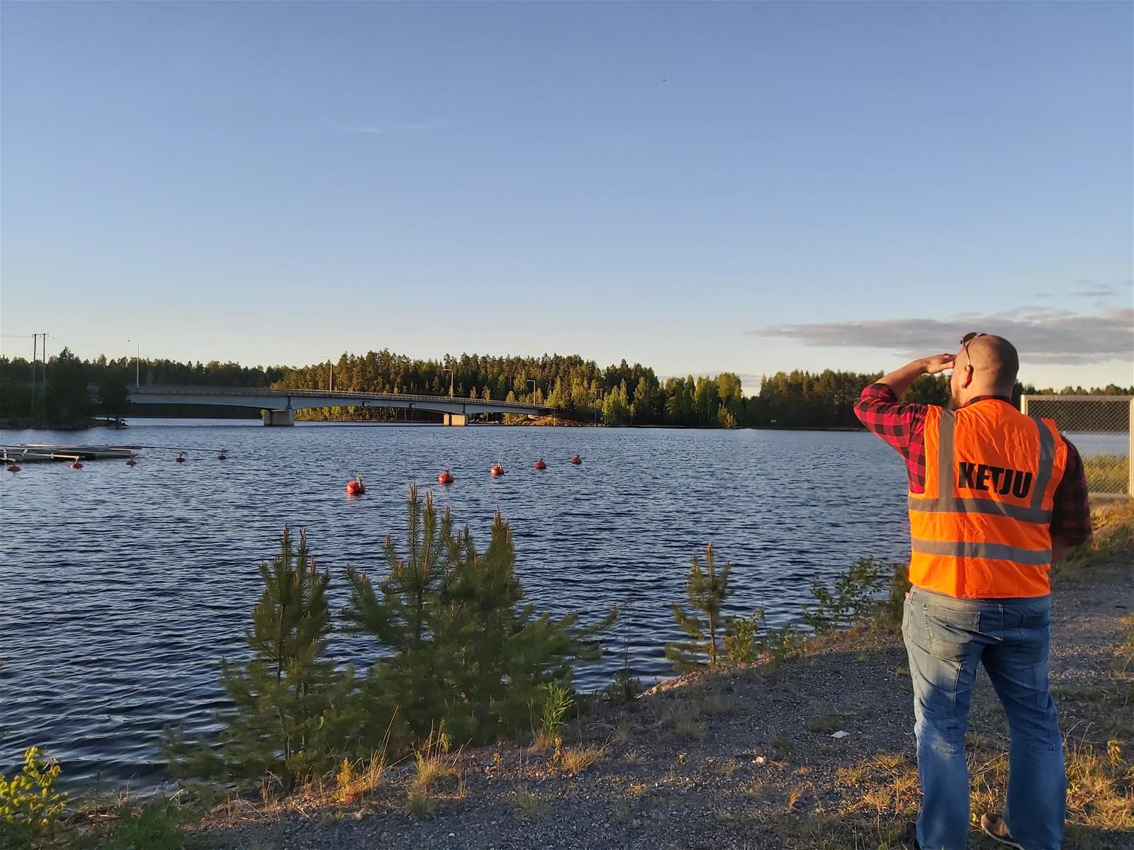 Etsivä nuorisotyöntekijä katsoo Saimaalle