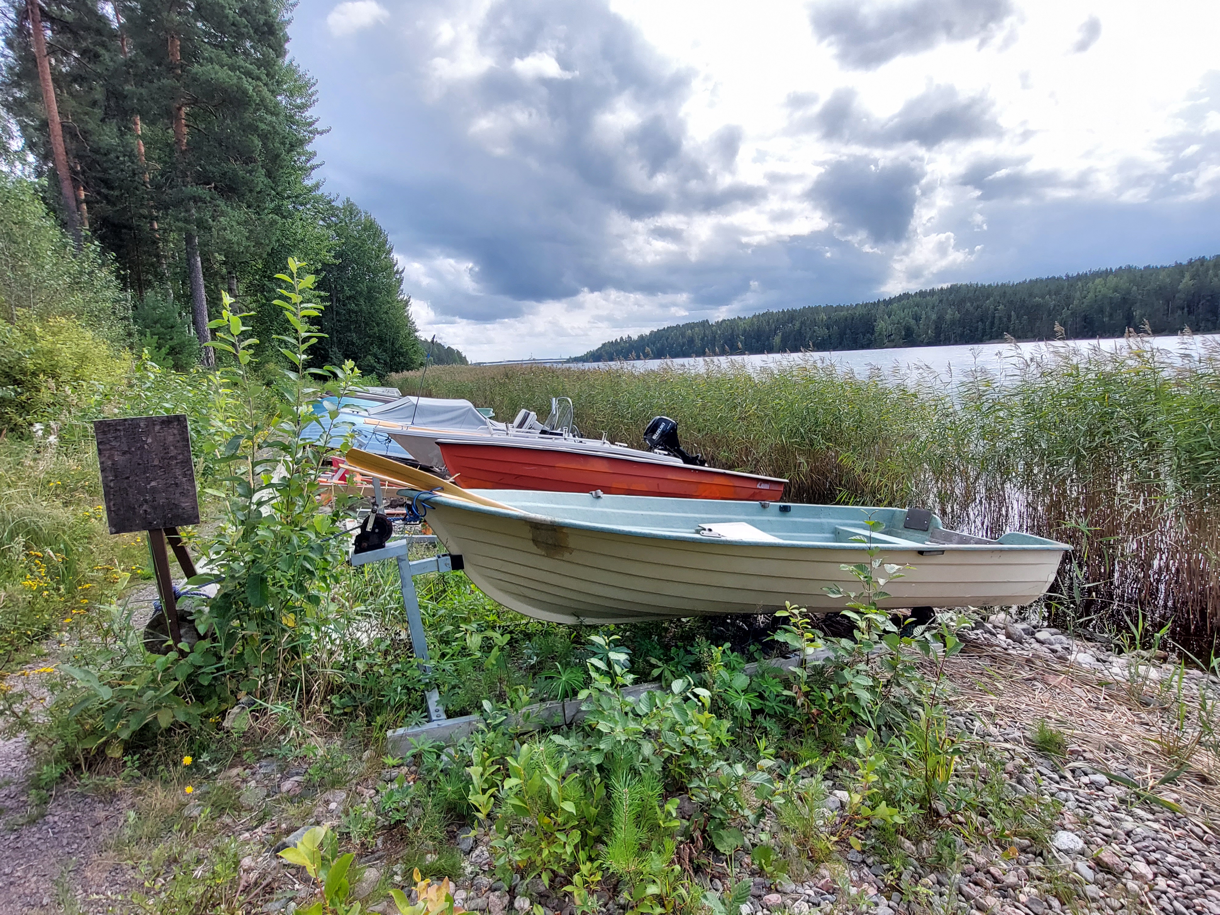 Veneitä rannalla rivissä